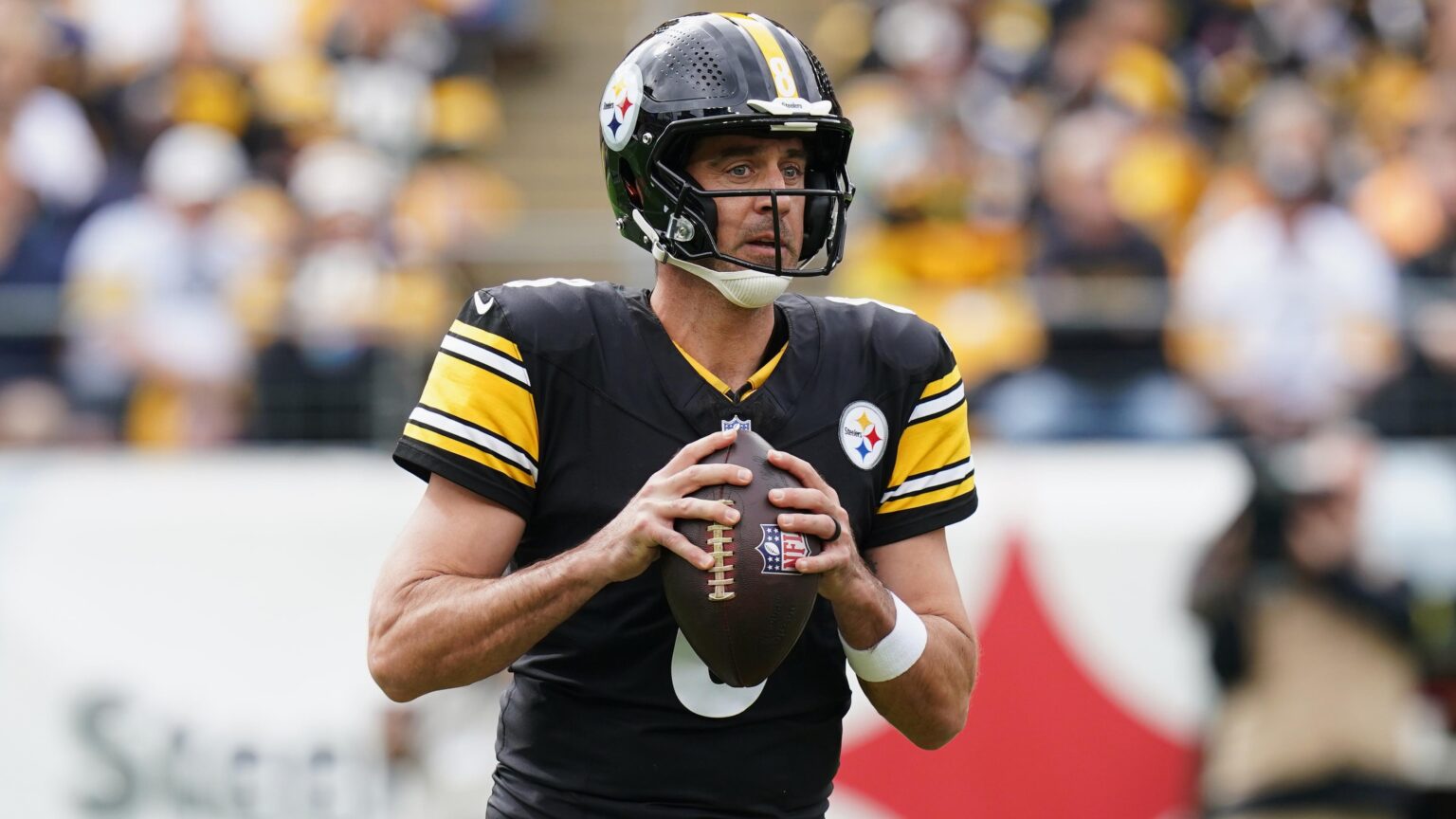 Aaron Rodgers Helps Steelers’ Scout Team Ahead of Game vs. Jordan Love, Packers Aaron Rodgers Helps Steelers’ Scout Team Ahead of Game vs. Jordan Love, Packers