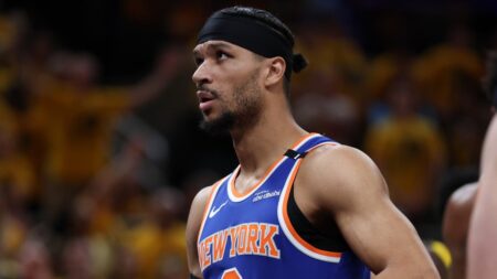 SEE IT: Knicks' Josh Hart suffers back injury in preseason meeting with Sixers