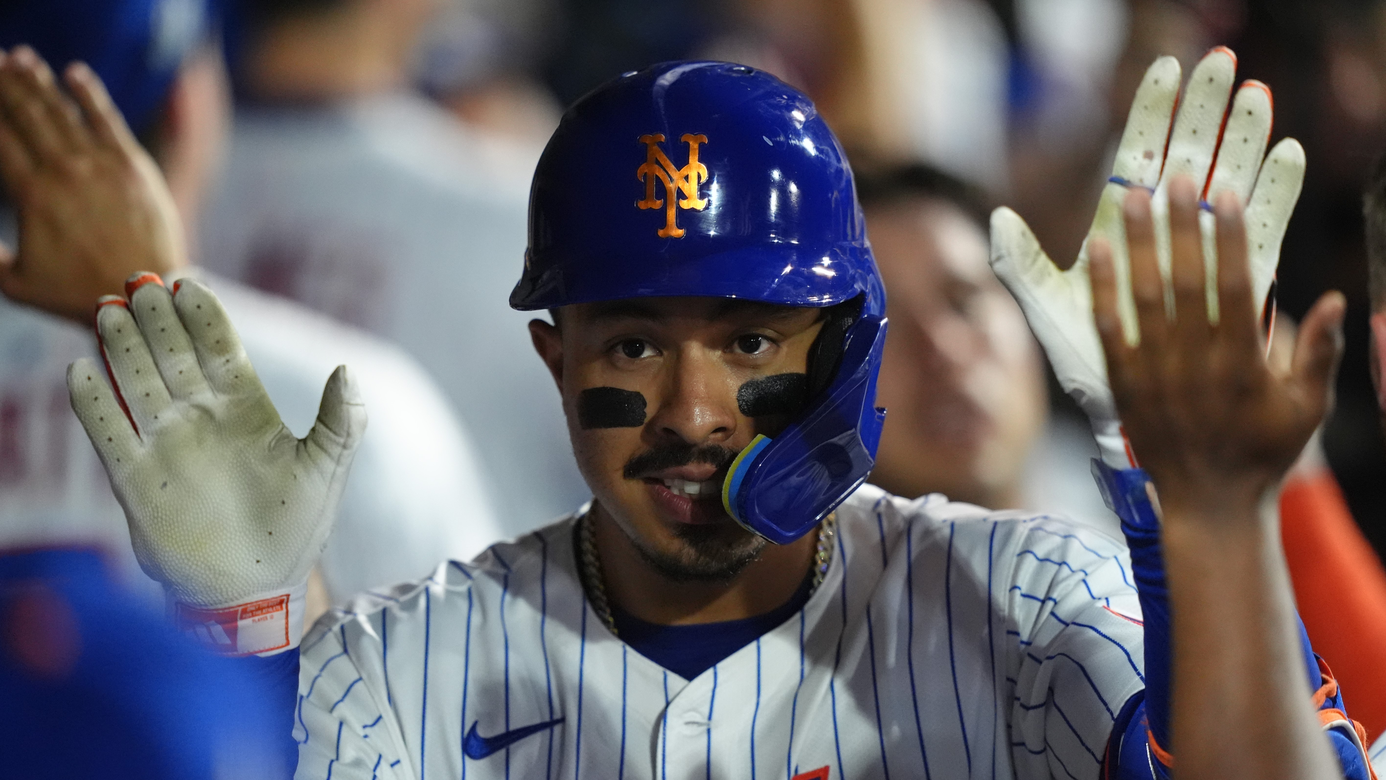 New York Mets infielder Mark Vientos (27) celebrates with teammates after hitting a three-run home run against the Seattle Mariners