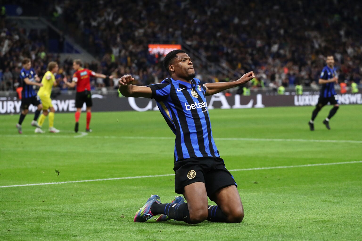 Inter Milan ace Dumfries makes UCL round two best XI