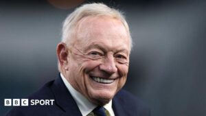 NFL: Dallas Cowboys owner Jones fined 0,000 for ‘obscene gesture’
