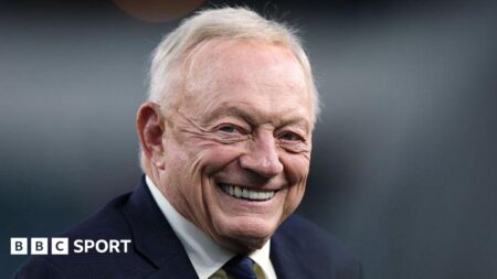 NFL: Dallas Cowboys owner Jones fined 0,000 for ‘obscene gesture’