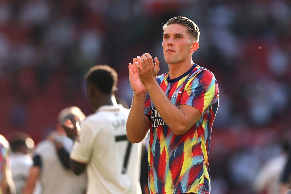 Alan Shearer gives his true feelings on Gyokeres at Arsenal 4 MANCHESTER, ENGLAND: Viktor Gyokeres of Arsenal applauds the fans after the Premier League match between Manchester United and Arsenal at Old Trafford on August 17, 2025. (Photo by Stu Forster/Getty Images)
