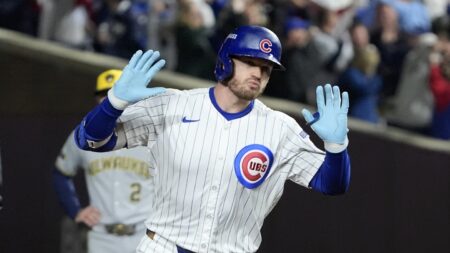 Ian Happ’s homer sets the tone for the Cubs in a playoff victory against the Brewers