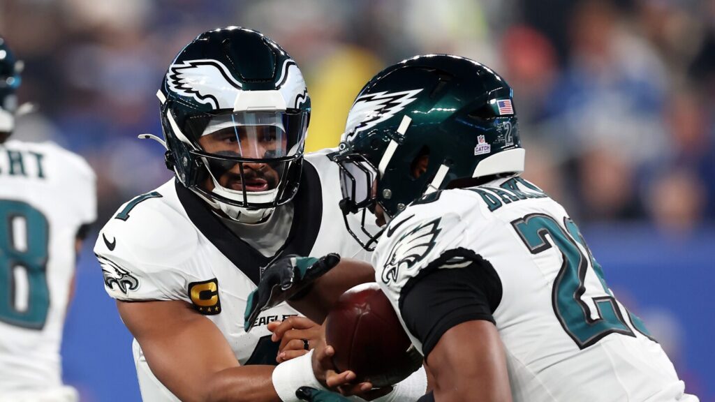 Jalen Hurts’ TD pass draws Eagles within three points