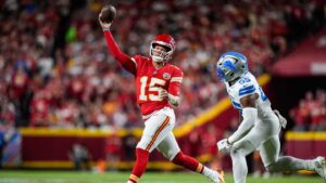 Patrick Mahomes’ third TD pass of the night gives Chiefs 27-17 lead