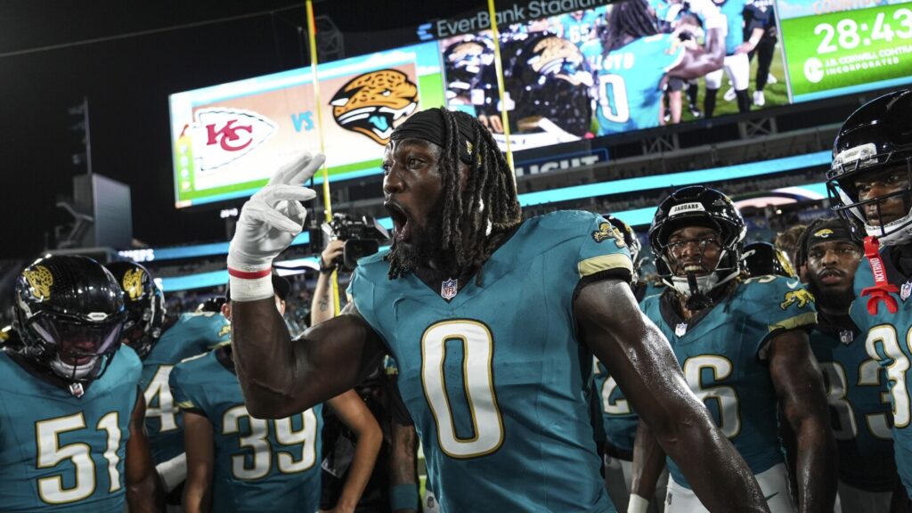 Jaguars LB Devin Lloyd won’t travel to London or play in Week 7