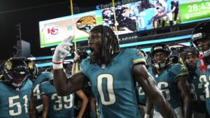 Jaguars LB Devin Lloyd won’t travel to London or play in Week 7