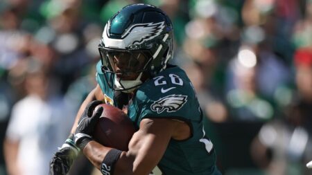Saquon Barkley’s TD reception gives Eagles a 17-3 lead