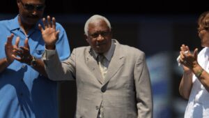 Former infielder and coach Sandy Alomar Sr. dies at 81