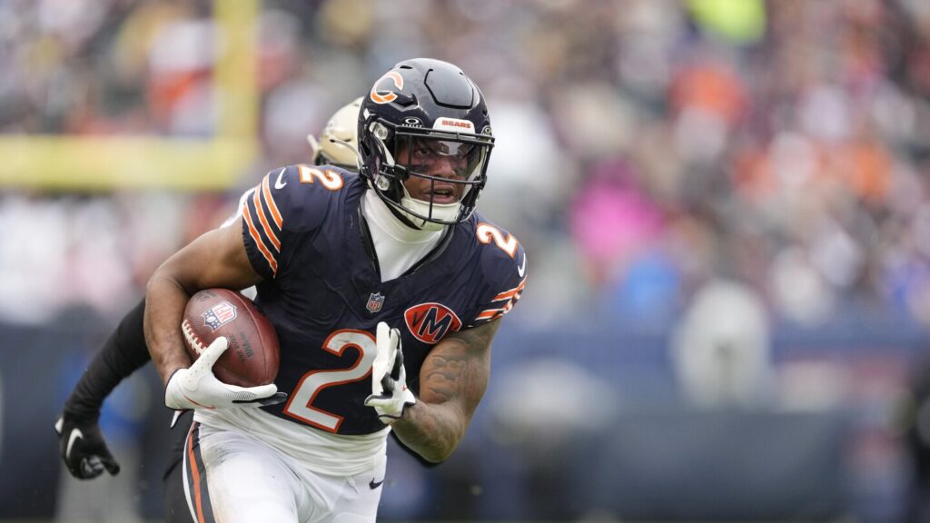 DJ Moore, Rome Odunze return to Bears practice DJ Moore, Rome Odunze return to Bears practice