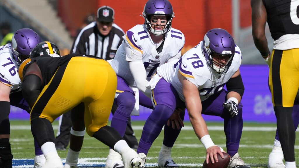 Vikings place center Ryan Kelly on IR