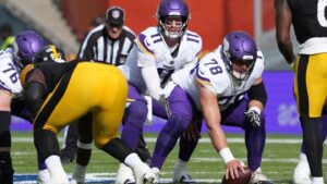 Vikings place center Ryan Kelly on IR