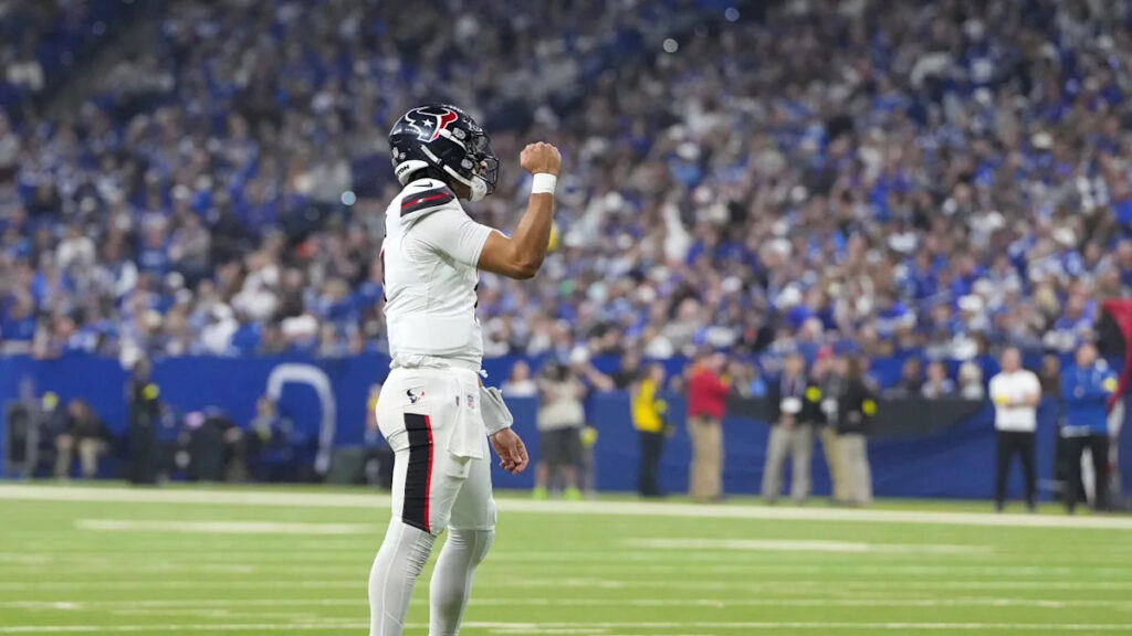 Questionable PI call helps Texans to 20-13 lead