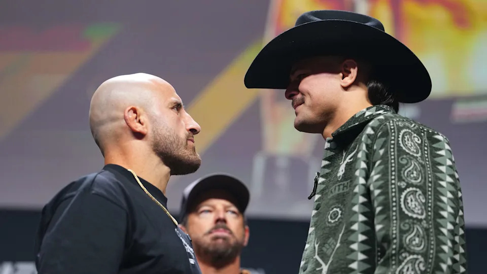 LAS VEGAS, NEVADA - DECEMBER 05: (L-R) Opponents Alexander Volkanovski and Diego Lopes face off during the UFC It's On Seasonal Press Conference at T-Mobile Arena on December 05, 2025 in Las Vegas, Nevada.  (Photo by Chris Unger/Zuffa LLC)