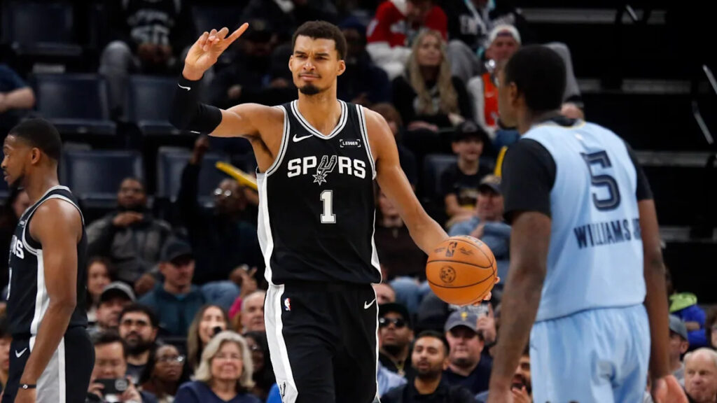 Victor Wembanyama returns from knee injury, scores 30 off bench, but sits at end of Spurs loss to Grizzlies