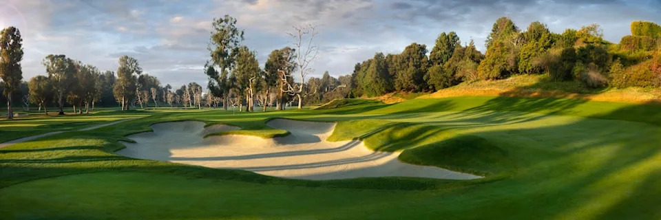 /content/dam/images/golfdigest/fullset/course-photos-for-places-to-play/riviera-country-club-california-fourth-hole-redan-bill-hornstein.jpg