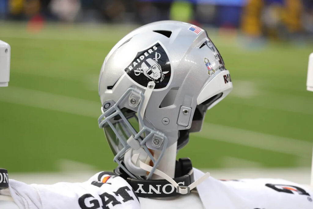 Las Vegas Raiders hire Travis Smith as defensive line coach