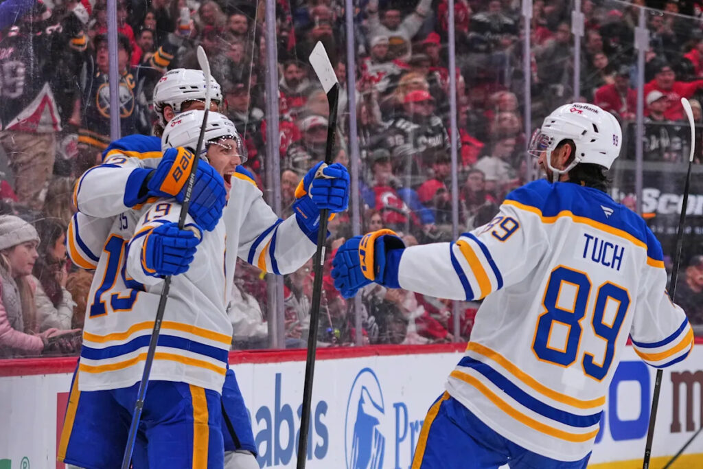 Lyon makes 27 saves against former Florida teammates, Sabres top Panthers 3-2