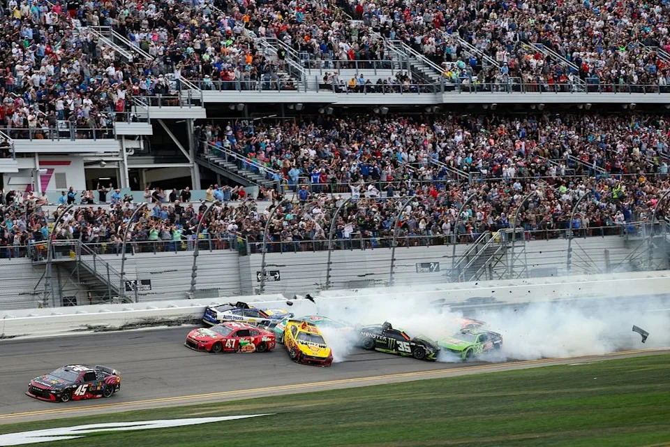 Tyler Reddick, 23XI Racing Toyota, Ricky Stenhouse Jr., Hyak Motorsports Chevrolet, Joey Logano, Team Penske Ford, Chase Elliott, Hendrick Motorsports Chevrolet, Riley Herbst, 23XI Racing Toyota