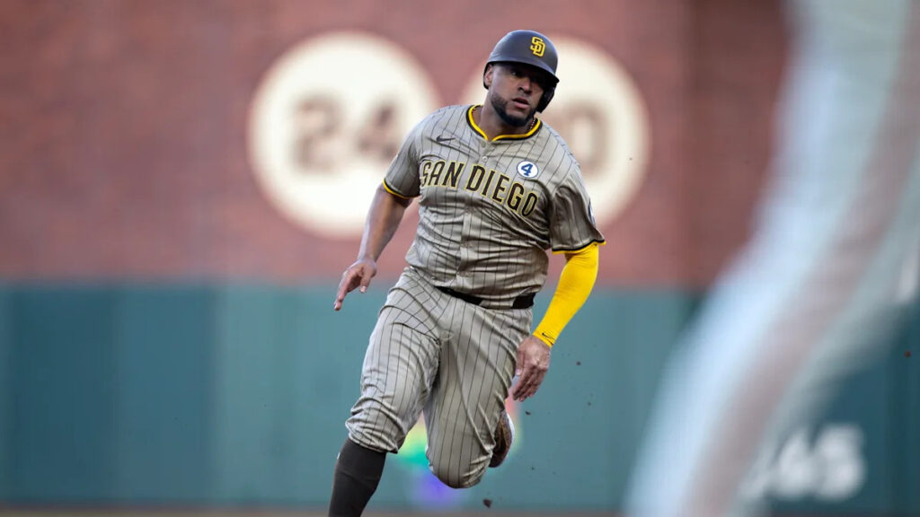 Royals agree to minor league deal with 11-year veteran catcher Elias Díaz