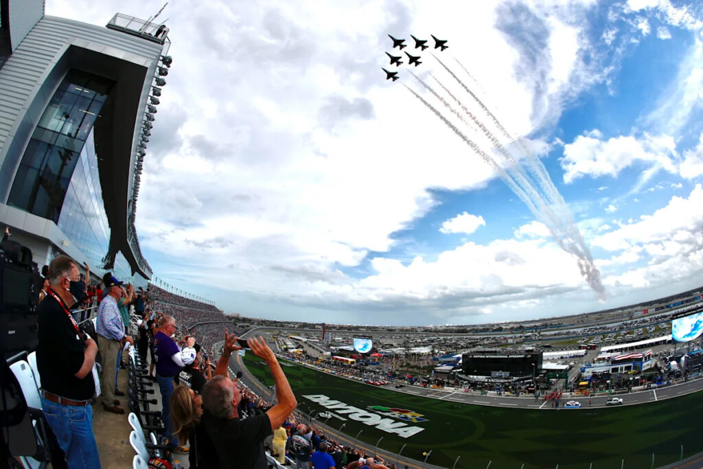U.S. Air Force Thunderbirds roaring in for Daytona 500 flyover