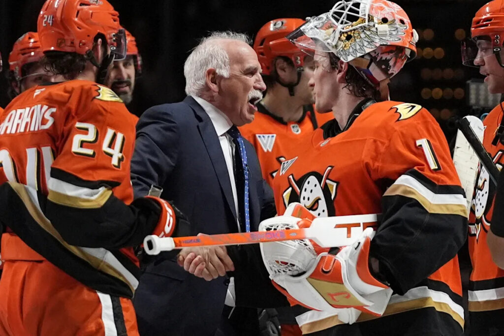 Joel Quenneville reaches 1,000 victories, joining Scotty Bowman in an elite club for NHL coaches