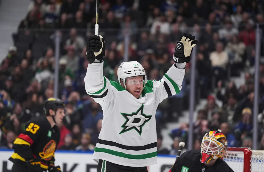 Stars beat Canucks 6-1 to extend winning streak to a franchise-record 9 games