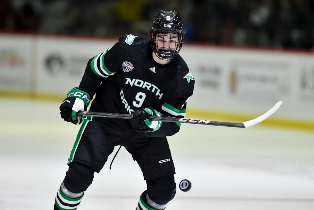 Blackhawks agree to a 3-year contract with forward prospect Sacha Boisvert Blackhawks agree to a 3-year contract with forward prospect Sacha Boisvert