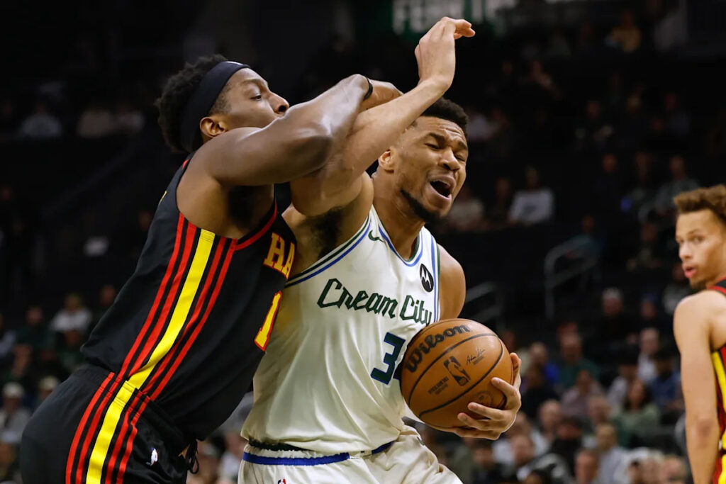 Hawks beat slumping Bucks 131-113 to win 5th straight and climb above .500 Hawks beat slumping Bucks 131-113 to win 5th straight and climb above .500
