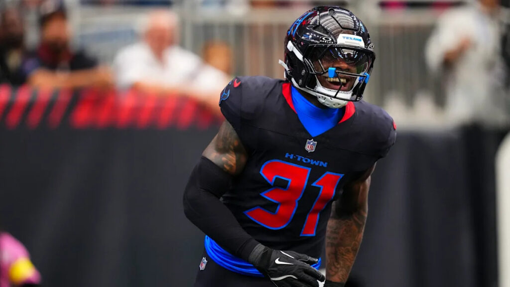 Lions sign LB Damone Clark