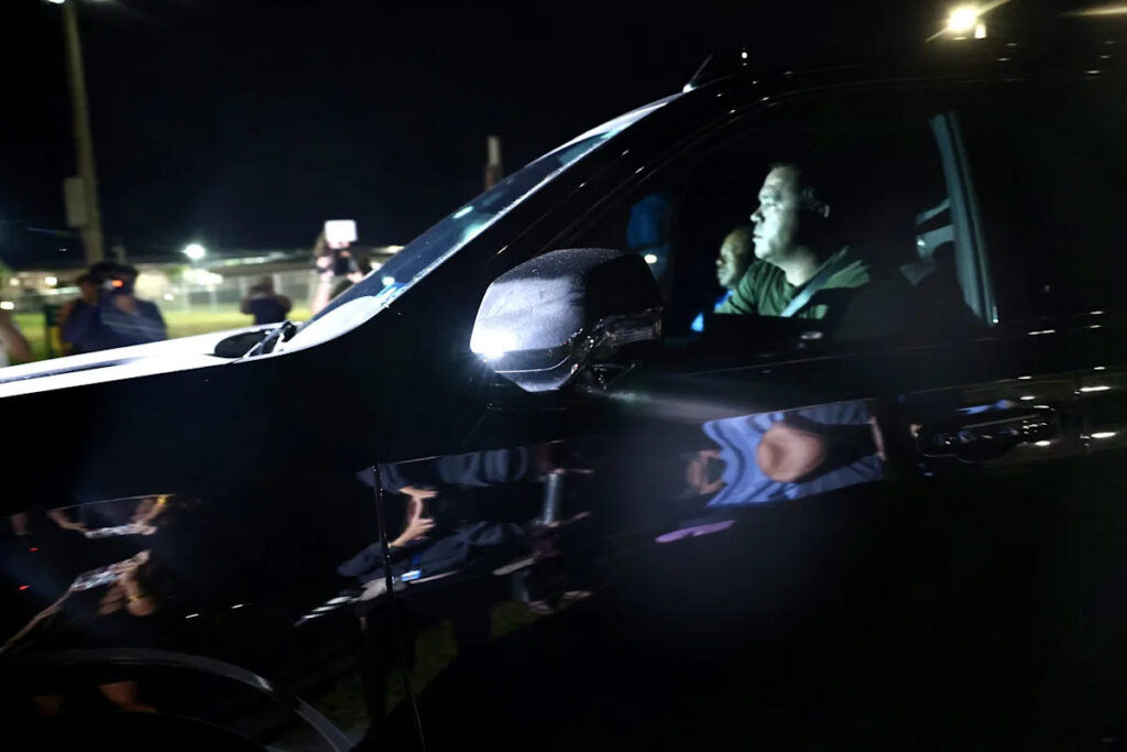 Tiger Woods said he was looking at phone before crash, affidavit shows