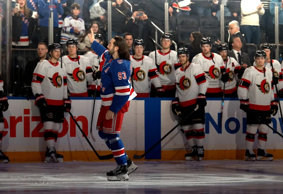 Mika Zibanejad waves to the fans as he is honored for his 1000th career game before the first period at Madison Square Garden i JASON SZENES FOR THE NEW YORK POST