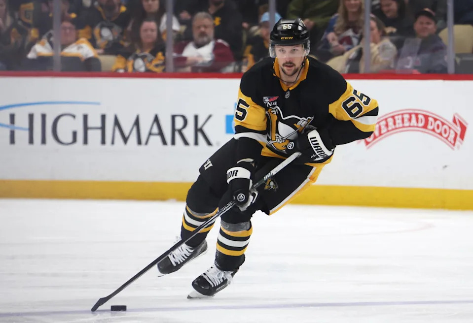 Report: Penguins' GM Dubas Has No Plans To Trade Karlsson This Offseason