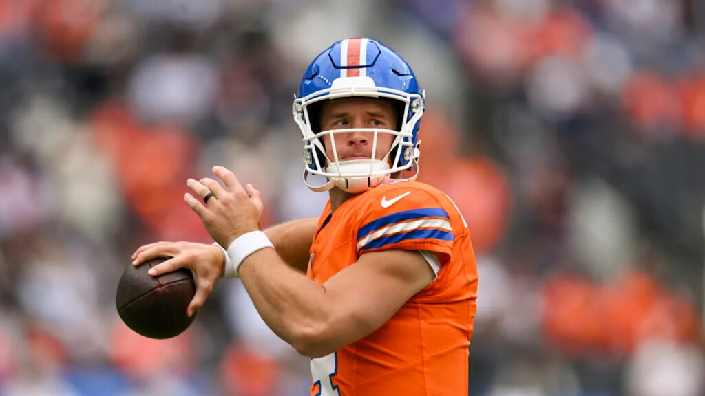 Broncos re-sign No. 3 QB Sam Ehlinger