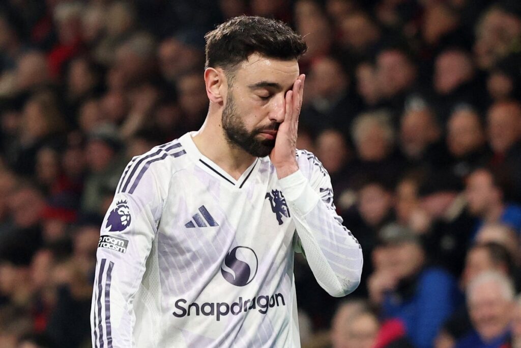 Bruno Fernandes fumes over controversial penalty decisions as Manchester United draw at Bournemouth Bruno Fernandes fumes over controversial penalty decisions as Manchester United draw at Bournemouth