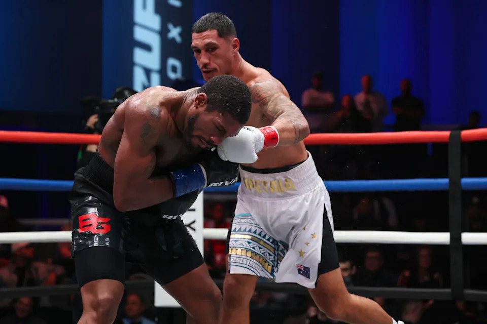 Opetaia (right) during his easy points win over Brandon Glanton (Zuffa Boxing)