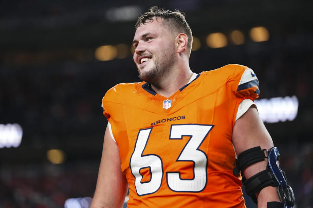 Broncos announce that they have re-signed OL Alex Palczewski to a two-year deal