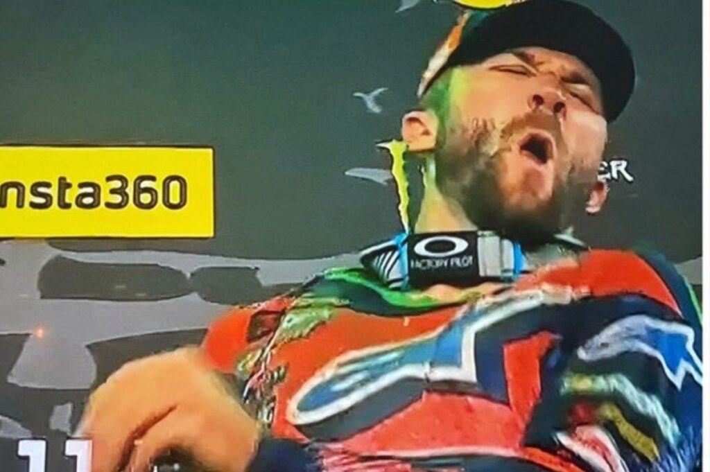 Eli Tomac breaks trophy, and front tooth in Daytona Supercross celebration Eli Tomac breaks trophy, and front tooth in Daytona Supercross celebration