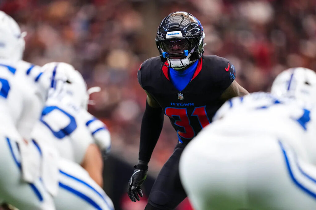 Lions sign Damone Clark to bolster linebacker depth