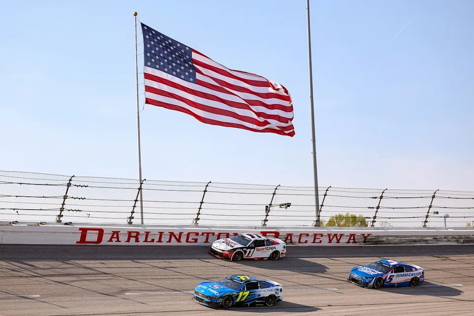 Chris Buescher, RFK Racing, Denny Hamlin, Joe Gibbs Racing, Kyle Larson, Hendrick Motorsports