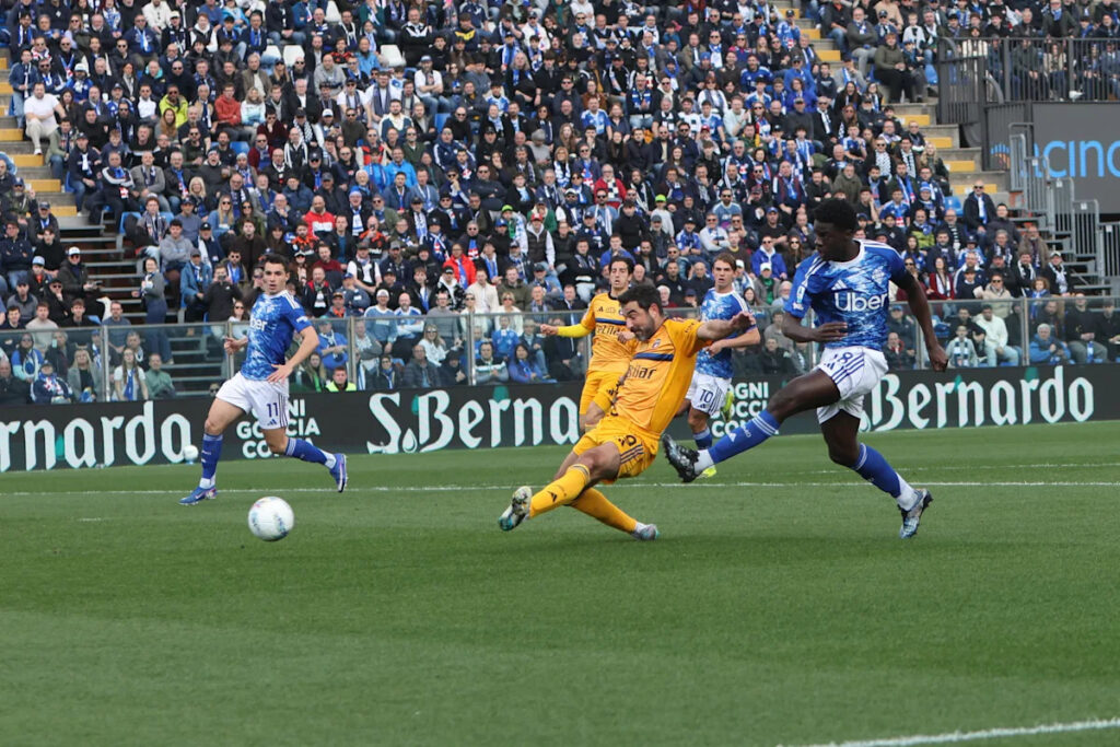 Como takes control of Serie A’s final Champions League spot with 5-0 win over Pisa
