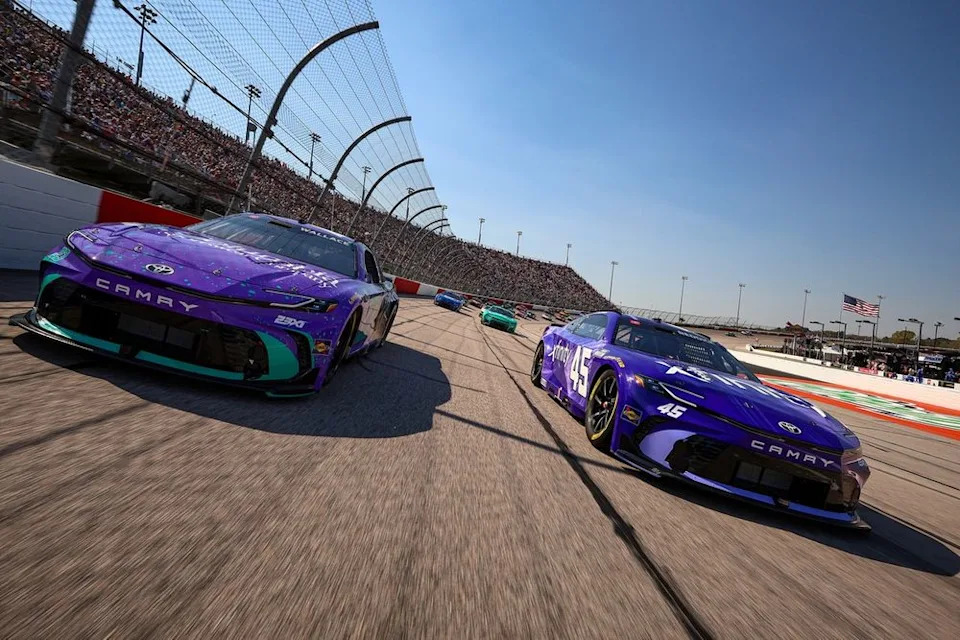 Tyler Reddick and Bubba Wallace lead the field to the green flag, 23XI Racing Toyotas