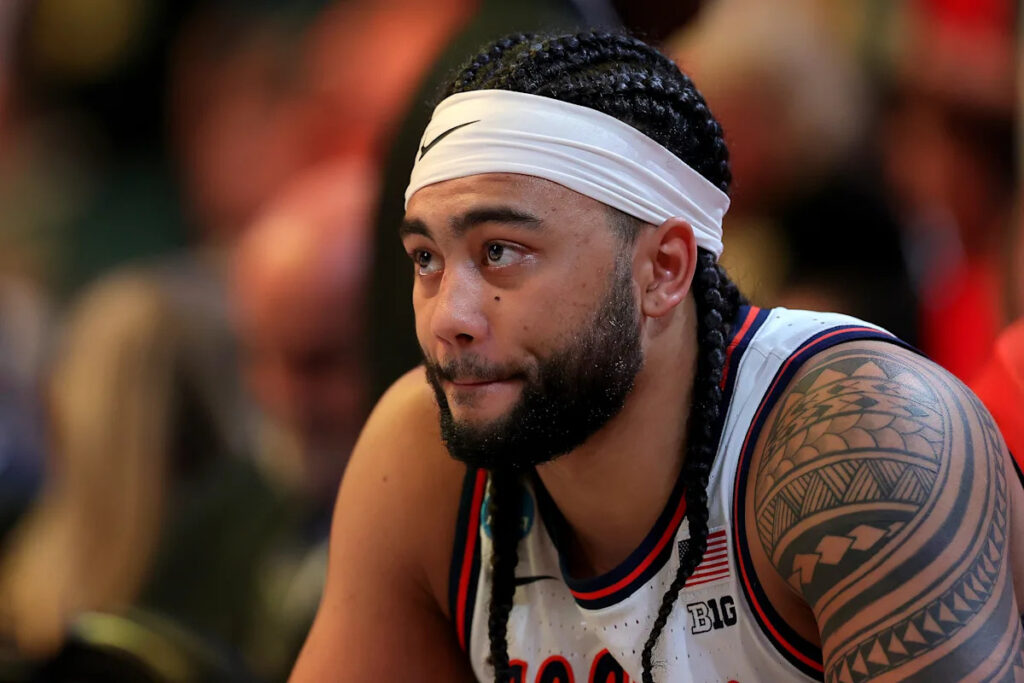 Stuck buzzer halts Elite 8 game between No. 3 Illinois and No. 9 Iowa in the first half