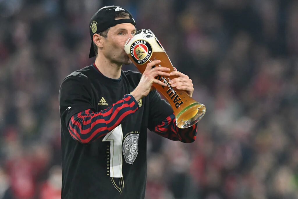 😅🎥 Cigar and beer: promotion hero gives a totally laid-back interview