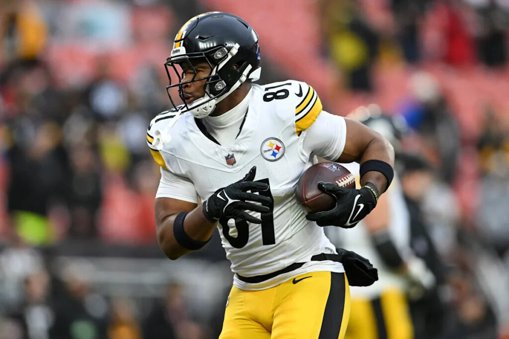 Steelers releasing TE Jonnu Smith