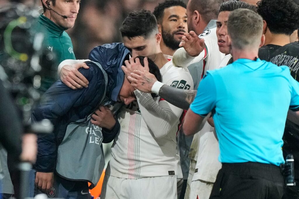 Chelsea learn Pedro Neto verdict after pushing PSG ball boy Chelsea learn Pedro Neto verdict after pushing PSG ball boy