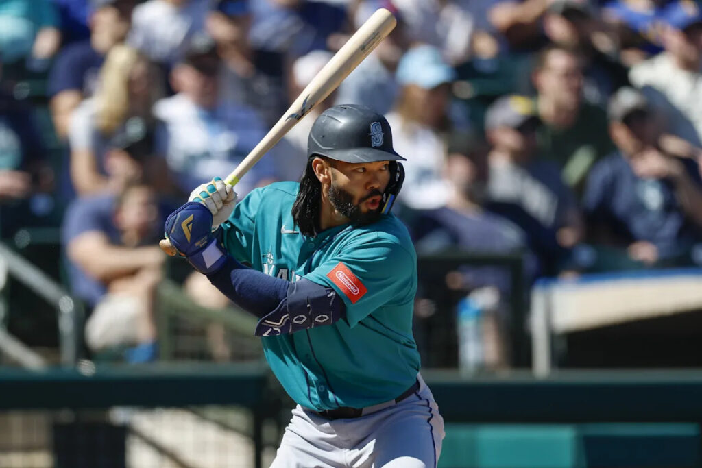 Mariners come up on short end of pitching duel, lose to Diamondbacks 2-1