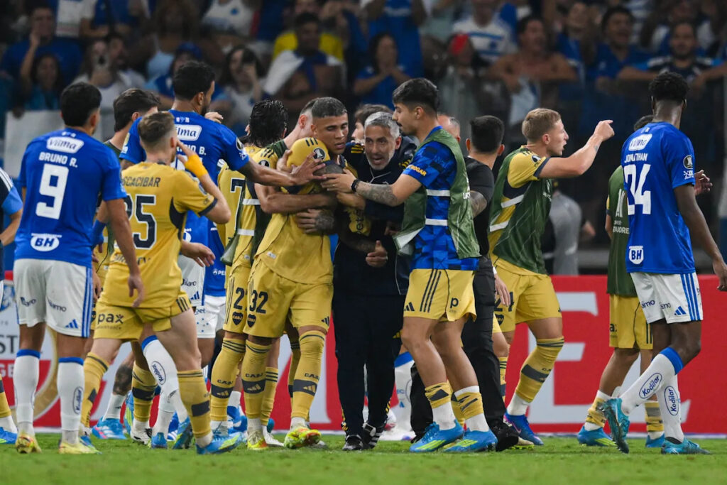 Cruzeiro win over Boca Juniors ends in chaos at Mineirão 📹