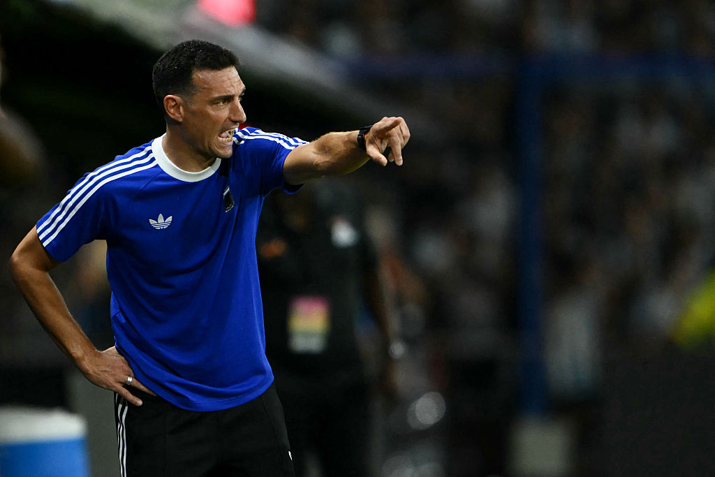 😳Bizarre moment: a fan sneaks into Scaloni’s press conference 😳Bizarre moment: a fan sneaks into Scaloni’s press conference